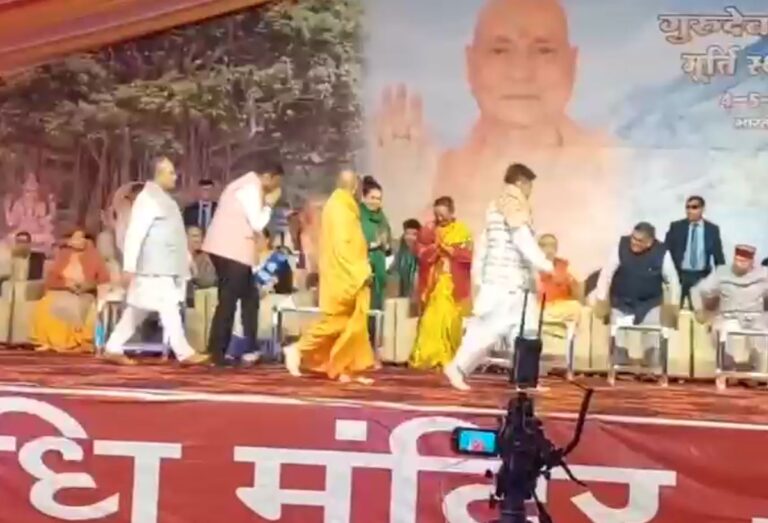 धर्मनगरी हरिद्वार में सीएम फडणवीस का प्रवास, शंकराचार्य से मुलाकात