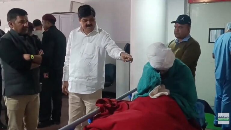 एम्स ऋषिकेश पहुंचे गणेश गोदियाल, भालू हमलों पर सरकार को घेरा