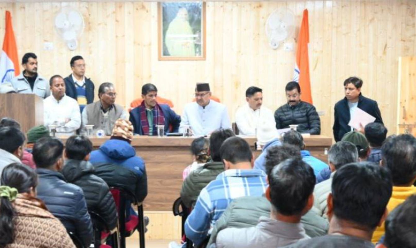 अल्मोड़ा में प्रेस वार्ता: विकास के दावे, संवेदनशील मुद्दों पर टालमटोल