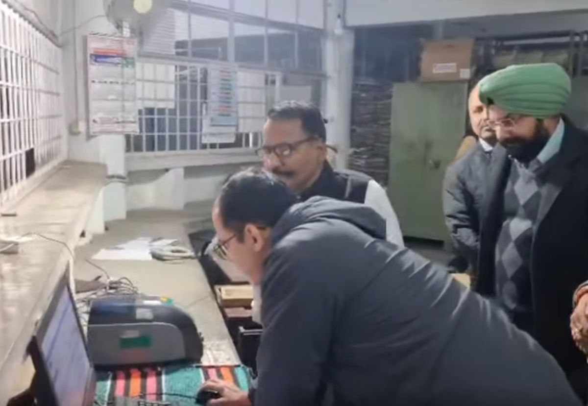 डीएम के छापे से हड़कंप, हल्द्वानी आरटीओ में नेम प्लेट–आईकार्ड अनिवार्य