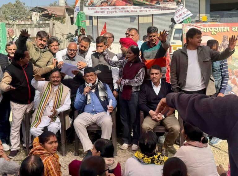 बापूग्राम वन भूमि प्रकरण: प्रभावित परिवारों के धरने पर पहुंचे पूर्व सीएम हरीश रावत 1 बापूग्राम वन भूमि प्रकरण | धरने में पहुंचे पूर्व सीएम हरीश रावत