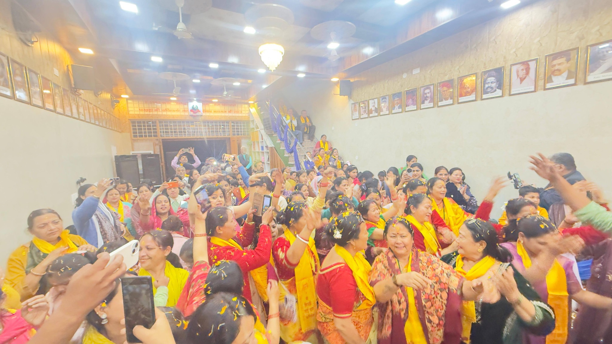 ऋषिकेश में होली मिलन की धूम | फूलों की होली और सांस्कृतिक कार्यक्रम