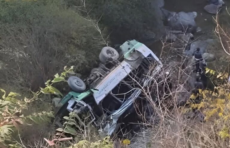 चौपाल–पांवटा मार्ग पर एचआरटीसी बस खाई में गिरी, 3 की मौत, 15 से अधिक घायल 11 चौपाल–पांवटा मार्ग पर बड़ा हादसा | एचआरटीसी बस खाई में गिरी