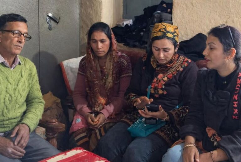 पौड़ी पहुंचीं ज्योति अधिकारी, अंकिता भंडारी के परिवार को दी आर्थिक मदद