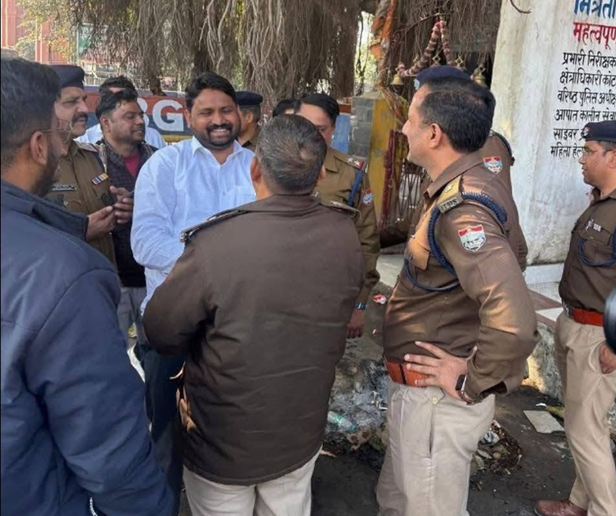 दीपक कुमार से मिलने जा रहे आजाद समाज पार्टी के नेताओं को पुलिस ने रोका