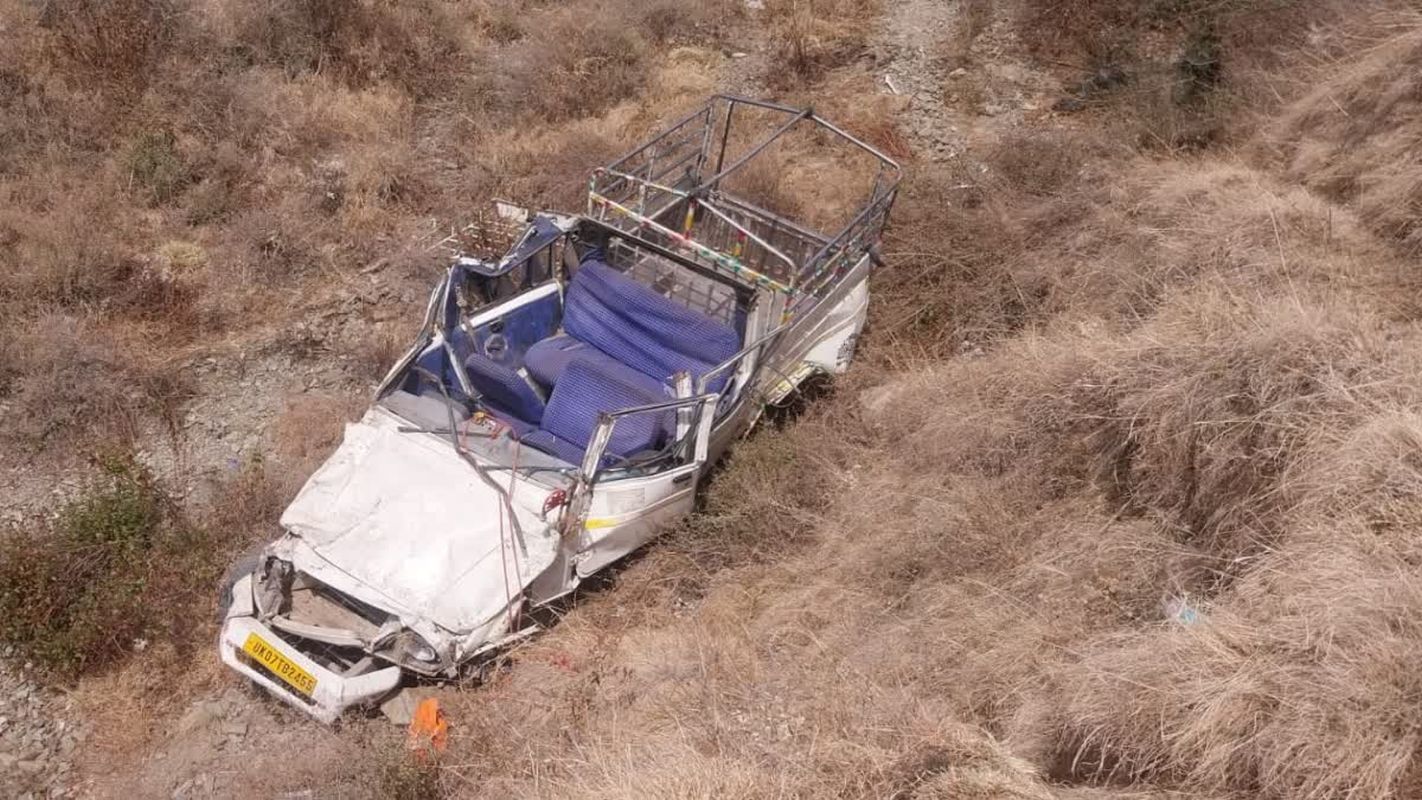 विकासनगर हादसा: खाई में गिरे वाहन से पांच घायल, रेस्क्यू अभियान जारी