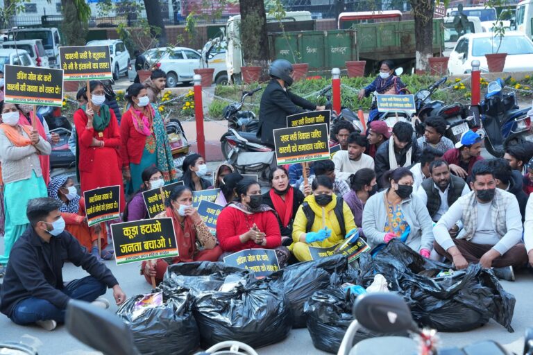 कारगी कूड़ा डंपिंग जोन पर महिला कांग्रेस का प्रदर्शन | देहरादून