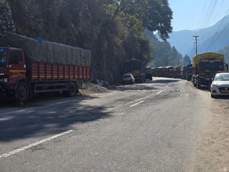 क्षमता से ज्यादा आपूर्ति पर सवाल, केदारनाथ हाईवे पर जाम जैसी स्थिति