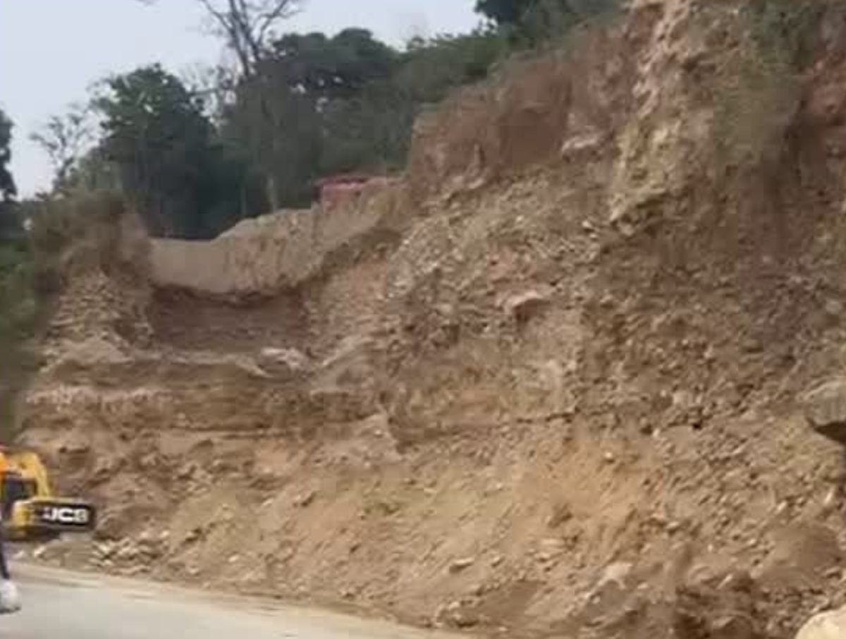 हिमालयी क्षेत्र में लापरवाही का आरोप, तिलवाड़ा में पहाड़ कटाई पर बवाल