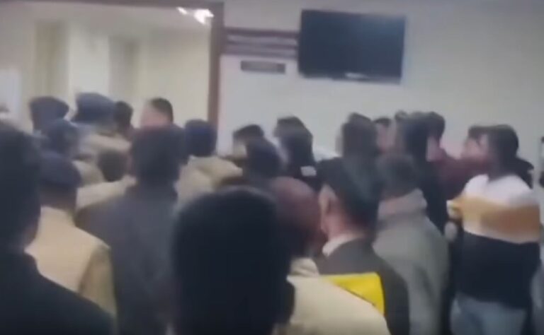 मच्छी बाजार हत्याकांड: आरोपी की पेशी के दौरान कोर्ट परिसर में मारपीट, बाद में जेल भेजा गया 1 देहरादून: युवती की हत्या के आरोपी की अदालत में पेशी के दौरान मारपीट