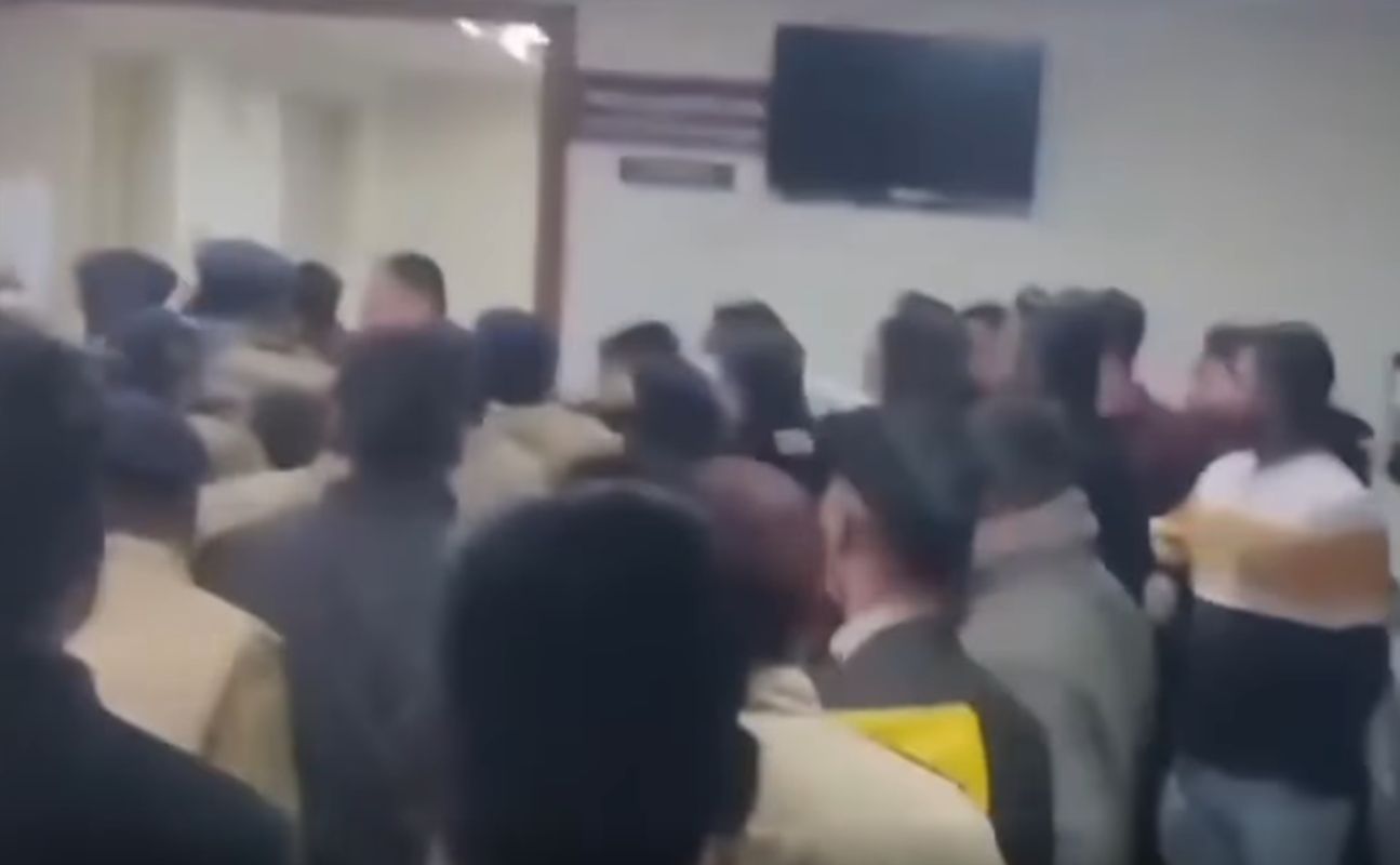 देहरादून: युवती की हत्या के आरोपी की अदालत में पेशी के दौरान मारपीट