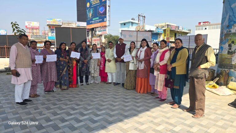 नेपाली फार्म चौराहे पर भाजपा महिला मोर्चा का प्रदर्शन, राहुल गांधी का पुतला दहन