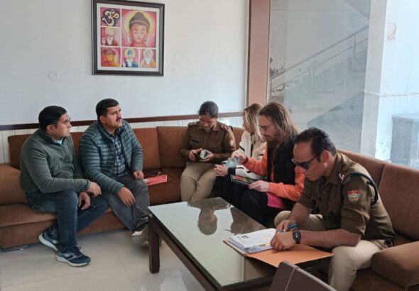 मुनि की रेती में पुलिस-एलआईयू की संयुक्त कार्रवाई, Form-C भरने के निर्देश