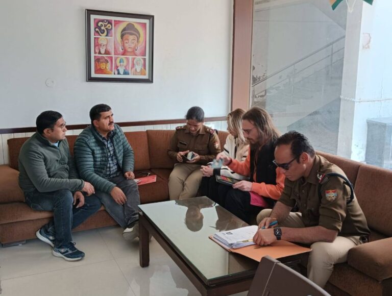 मुनि की रेती में पुलिस-एलआईयू की संयुक्त कार्रवाई, Form-C भरने के निर्देश