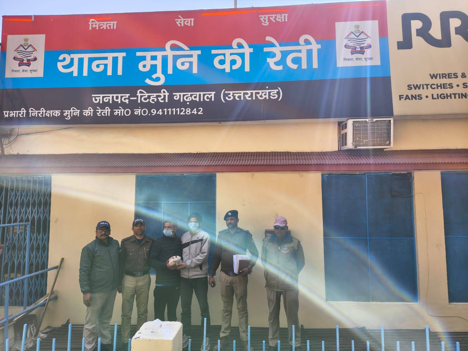 मुनि की रेती में 1.200 किलो चरस बरामद, ड्रग्स-फ्री अभियान में दो तस्कर गिरफ्तार 1 मुनि की रेती में 1.2 किलो चरस पकड़ी गई | दो आरोपी गिरफ्तार