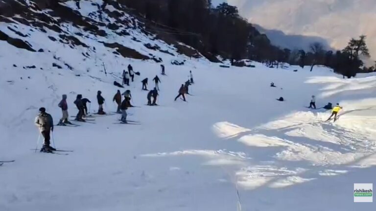 मुनस्यारी में स्नो स्कीइंग