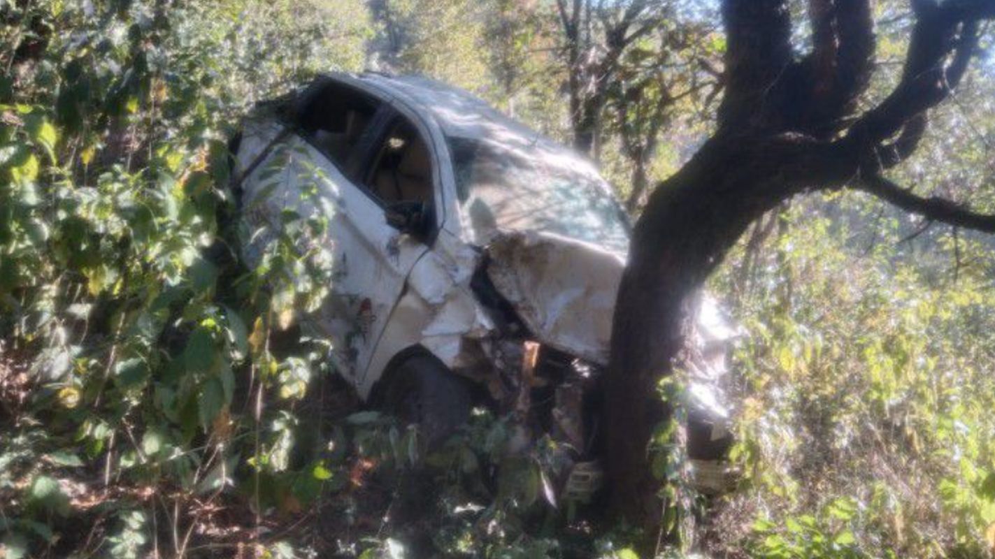 देहरादून-मसूरी मार्ग पर कार खाई में गिरी, 26 वर्षीय युवक घायल 1 मसूरी झील के पास कार अनियंत्रित होकर गिरी, 26 वर्षीय युवक घायल