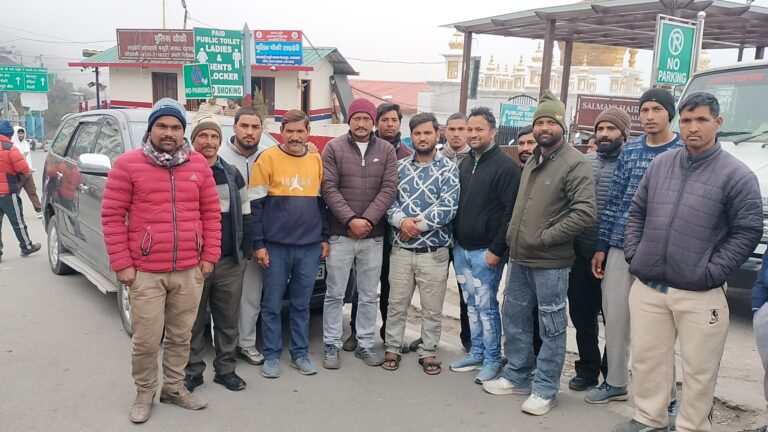 मसूरी: शासकीय अनुमति की आड़ में पर्यटकों की ढुलाई? माल रोड एंट्री पास विवाद में प्रशासन की जांच शुरू 3 मसूरी माल रोड एंट्री विवाद | टैक्सी यूनियन के आरोप, प्रशासन की जांच