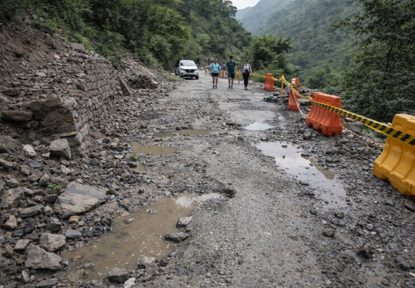 12 किमी सड़क की हालत खराब, नीर वाटरफॉल पहुंचना जोखिम भरा