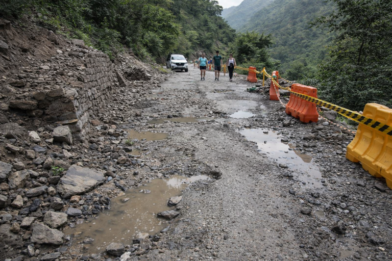 ऋषिकेश: नीर वाटरफॉल जाने वाली सड़क जर्जर, गड्ढों और मलबे के बीच सफर को मजबूर पर्यटक 6 12 किमी सड़क की हालत खराब, नीर वाटरफॉल पहुंचना जोखिम भरा