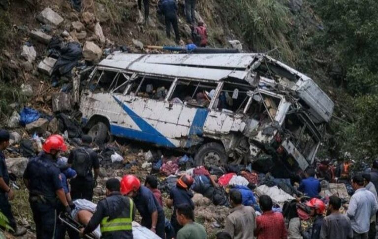 बैतडी–बजांग मार्ग पर भीषण हादसा, बरातियों से भरी बस 150 मीटर गहरी खाई में गिरी 3 नेपाल बैतडी में भीषण हादसा | बरात की बस खाई में गिरी, 13 की मौत
