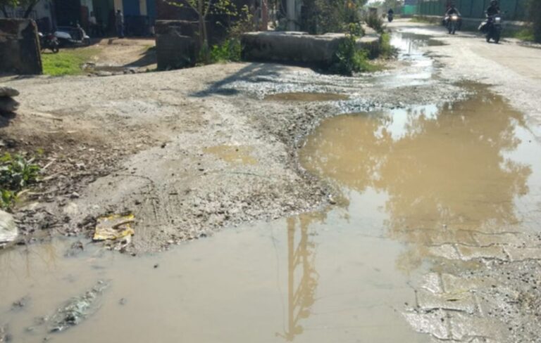 निर्मल बाग जाने वाला रास्ता जर्जर, सिंचाई विभाग पर लापरवाही का आरोप