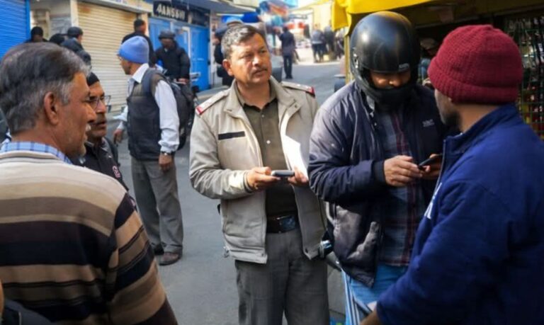 पौड़ी धारा रोड पर दुकान के अंदर व्यापारी का शव मिला, जांच में जुटी पुलिस 7 दुकान में मृत मिले व्यापारी, शरीर पर चोट के निशान नहीं