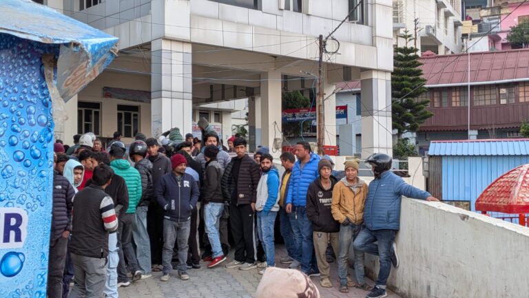 पौड़ी: गांधी पार्क में युवाओं के दो गुटों में हिंसक झड़प, युवक गंभीर रूप से घायल 6 पौड़ी गांधी पार्क बना हिंसा का मैदान, वायरल वीडियो से मचा हड़कंप