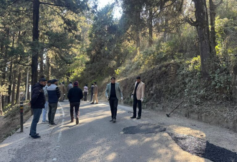 पौड़ी में सड़क सुरक्षा की नई पहल, इंस्टेंट पॉटहोल रिपेयर से तुरंत भरे जा रहे गड्ढे 4 पौड़ी में नई तकनीक से भर रहे सड़क के गड्ढे, बिना ट्रैफिक रोके हो रही मरम्मत