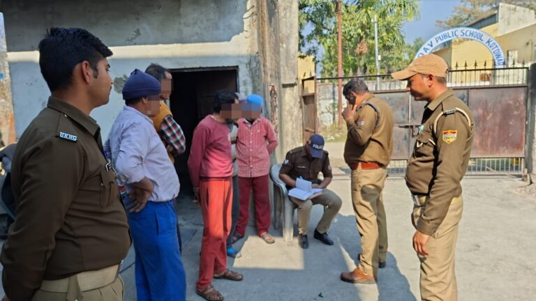 पौड़ी में किरायेदारों का सत्यापन अभियान शुरू, एक माह चलेगी सख्त जांच 6 मकान मालिकों और संचालकों को पुलिस ने किया जागरूक