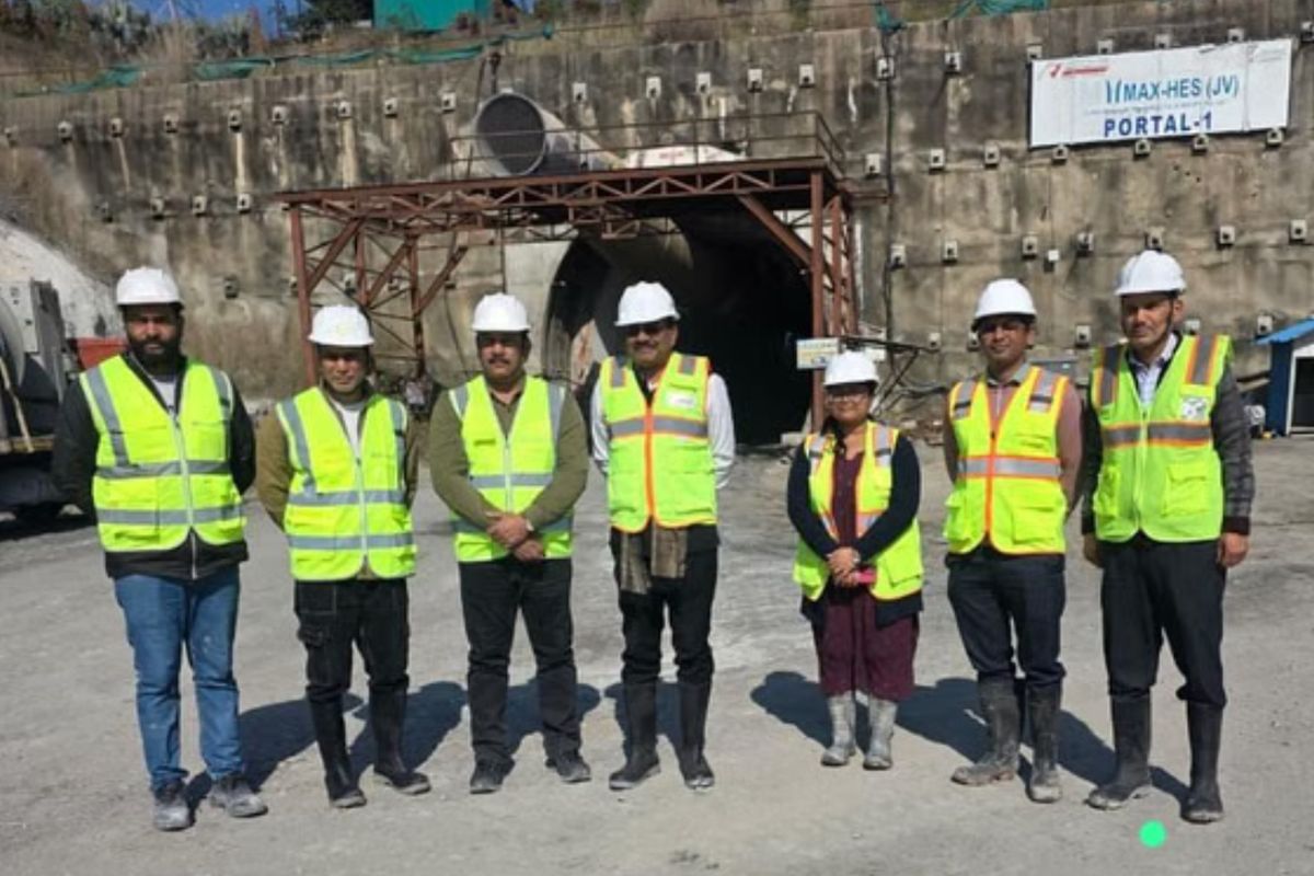 योगनगरी रेलवे स्टेशन और सुरंगों का मुख्य सचिव ने किया निरीक्षण