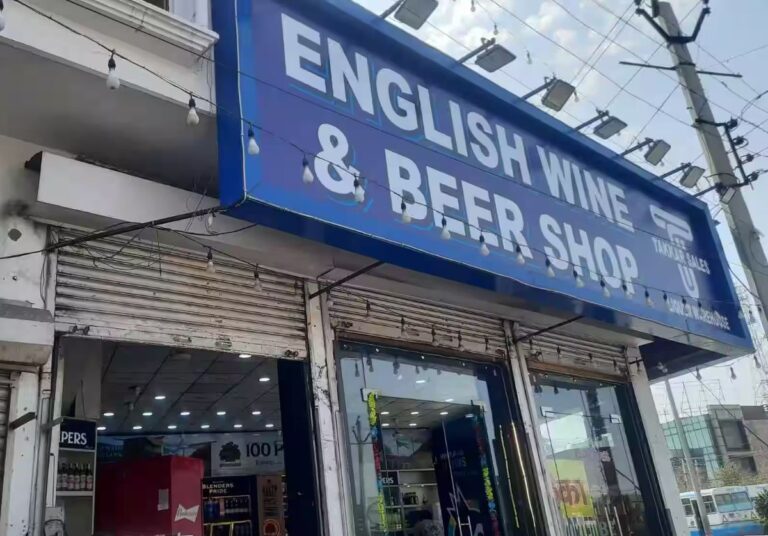 रायवाला में शराब दुकान स्थानांतरण की मांग, डीएम से मिले स्वामी रसिक महाराज 11 रायवाला खांड गांव में शराब दुकान को लेकर विवाद, प्रशासन से कार्रवाई की मांग