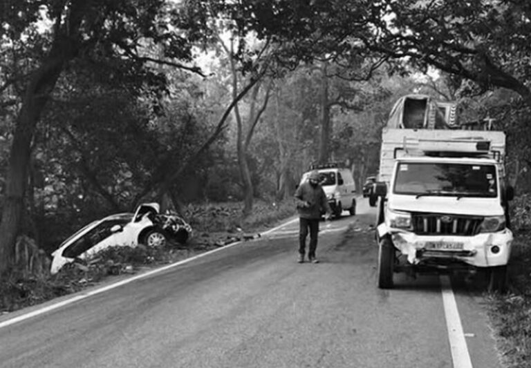 NH-309 पर पिकअप–कार की टक्कर, दो डॉक्टर गंभीर घायल 4 रामनगर में सड़क हादसा, स्थानीय युवाओं ने घायलों को पहुंचाया अस्पताल