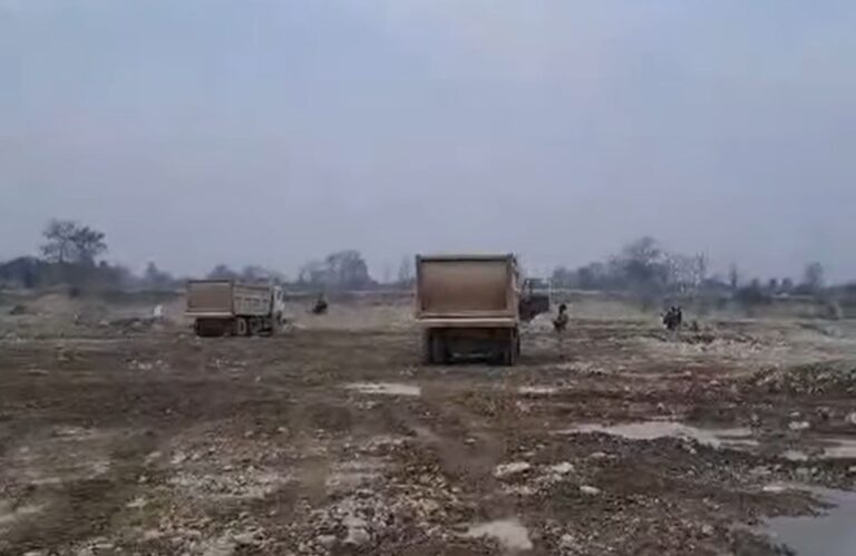 कोसी नदी में अवैध खनन पर वन विभाग की गोपनीय छापेमारी, 8 डंपर जब्त 1 कोसी नदी में अवैध खनन पर बड़ी कार्रवाई | 8 डंपर जब्त