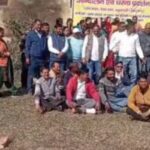 एयरपोर्ट विस्थापितों को भूमि देने के विरोध में रानीपोखरी में धरना