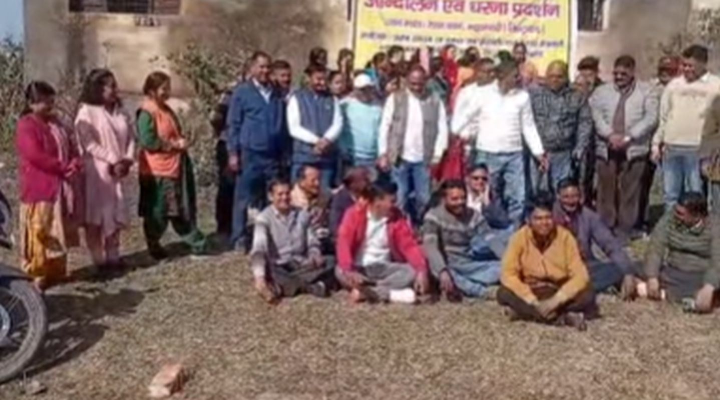 एयरपोर्ट विस्थापितों को भूमि देने के विरोध में रानीपोखरी में धरना