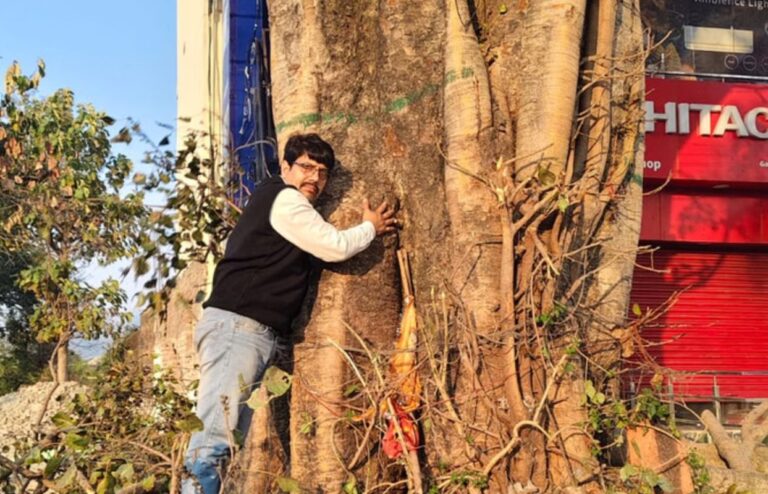 रानीपोखरी में 100 साल पुराने पीपल को बचाने पेड़ से चिपके अधिवक्ता, कटान रुका 4 आस्था और पर्यावरण से जुड़ा पीपल खतरे में, स्थानीय विरोध के बाद कार्रवाई स्थगित