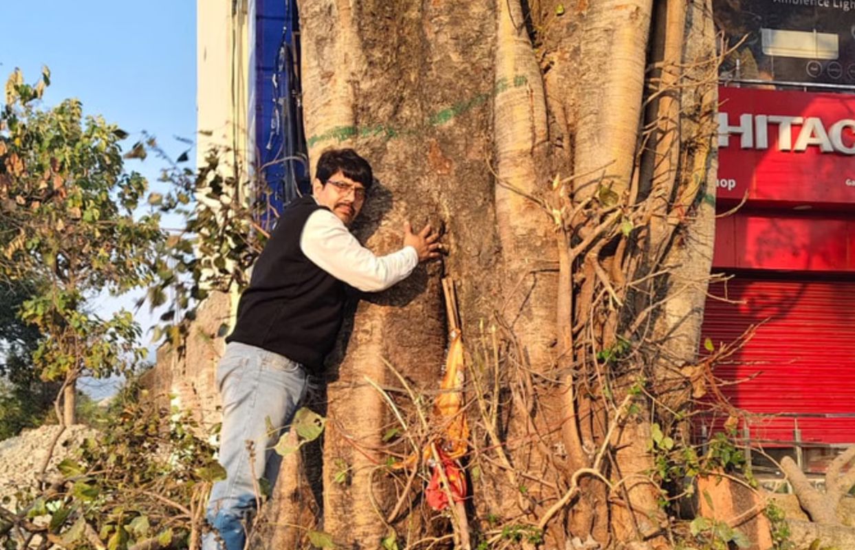 रानीपोखरी में 100 साल पुराने पीपल को बचाने पेड़ से चिपके अधिवक्ता, कटान रुका 1 आस्था और पर्यावरण से जुड़ा पीपल खतरे में, स्थानीय विरोध के बाद कार्रवाई स्थगित