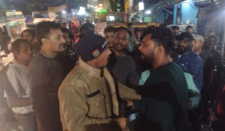 मामूली टक्कर बनी बवाल, 30 मिनट तक सड़क पर हंगामा