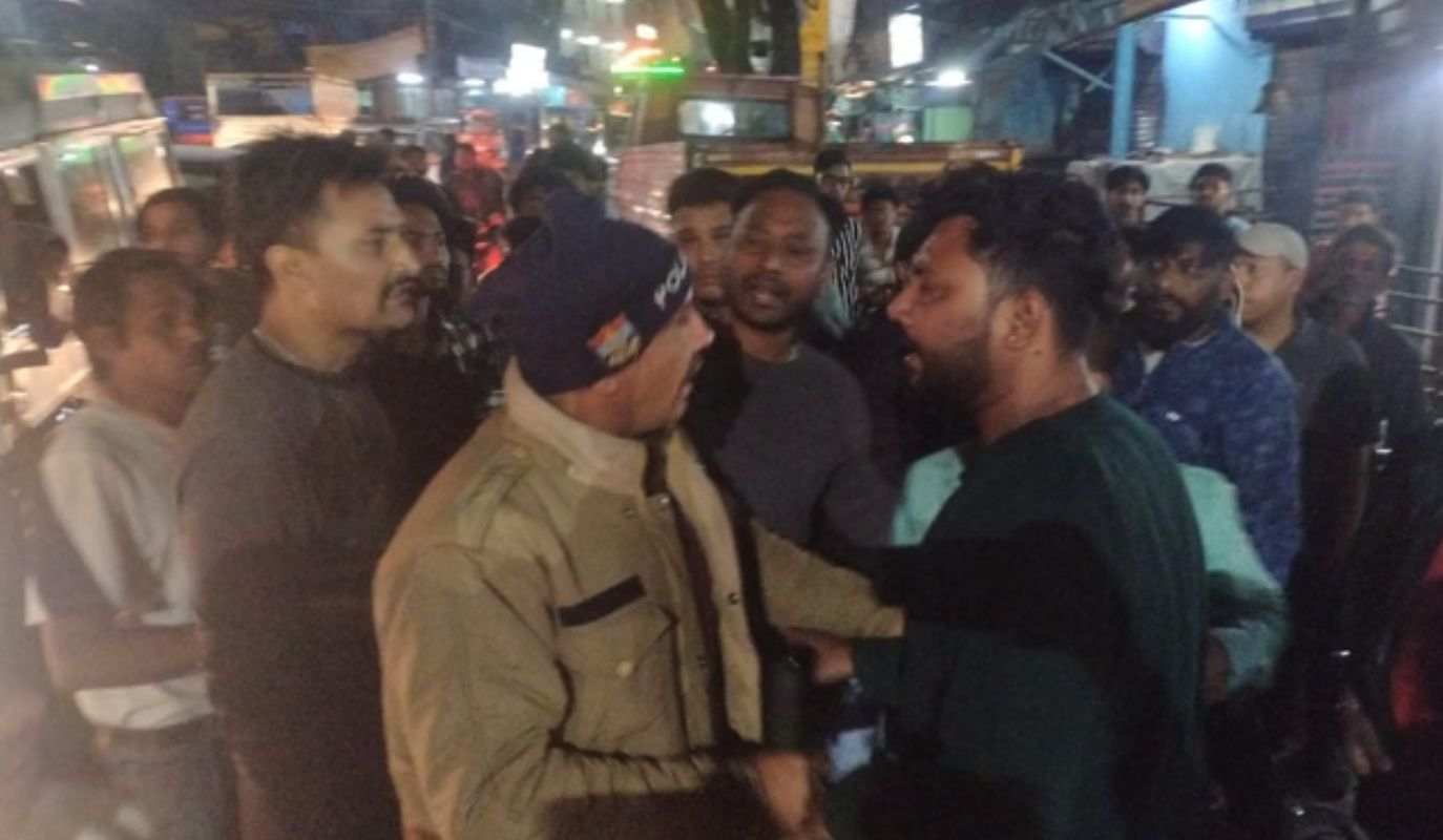 ऋषिकेश में मामूली टक्कर के बाद सड़क पर मारपीट, दो युवक हिरासत में 1 मामूली टक्कर बनी बवाल, 30 मिनट तक सड़क पर हंगामा