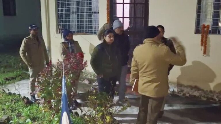 ऋषिकेश में महिला की हत्या से सनसनी, पुलिस ने दर्ज किया मुकदमा 7 शिवाजी नगर गोलीकांड: पिता की तहरीर पर आरोपी के खिलाफ केस