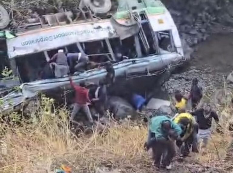 त्यूणी बस हादसा क्यों हुआ? ट्रक को साइड देने में धंसा सड़क का पुश्ता, 3 की मौत 7 हिमाचल से पांवटा जा रही बस हादसे का शिकार, कई घायलों की हालत गंभीर