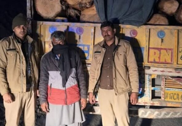 सतपुली में अवैध लकड़ी से लदा ट्रक पकड़ा | चालक गिरफ्तार