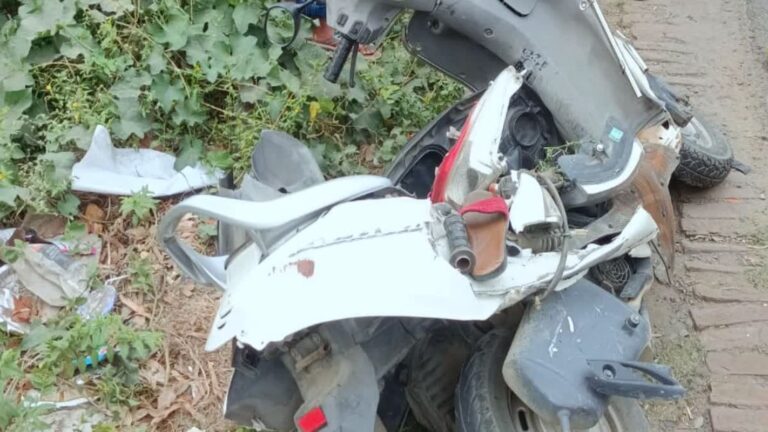 गोपेश्वर में बस की चपेट में आई स्कूटी सवार महिला की मौत, चालक हिरासत में 8 गोपेश्वर सड़क हादसा | बस की चपेट में आई स्कूटी सवार महिला की मौत