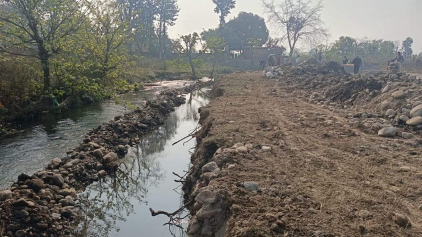 श्यामपुर में सुसवा नदी पाटकर अवैध प्लाटिंग का आरोप, ग्रामीणों की शिकायत पर पुलिस पहुंची 1 सुसवा नदी पर अवैध प्लाटिंग का आरोप | श्यामपुर में पुलिस पहुंची