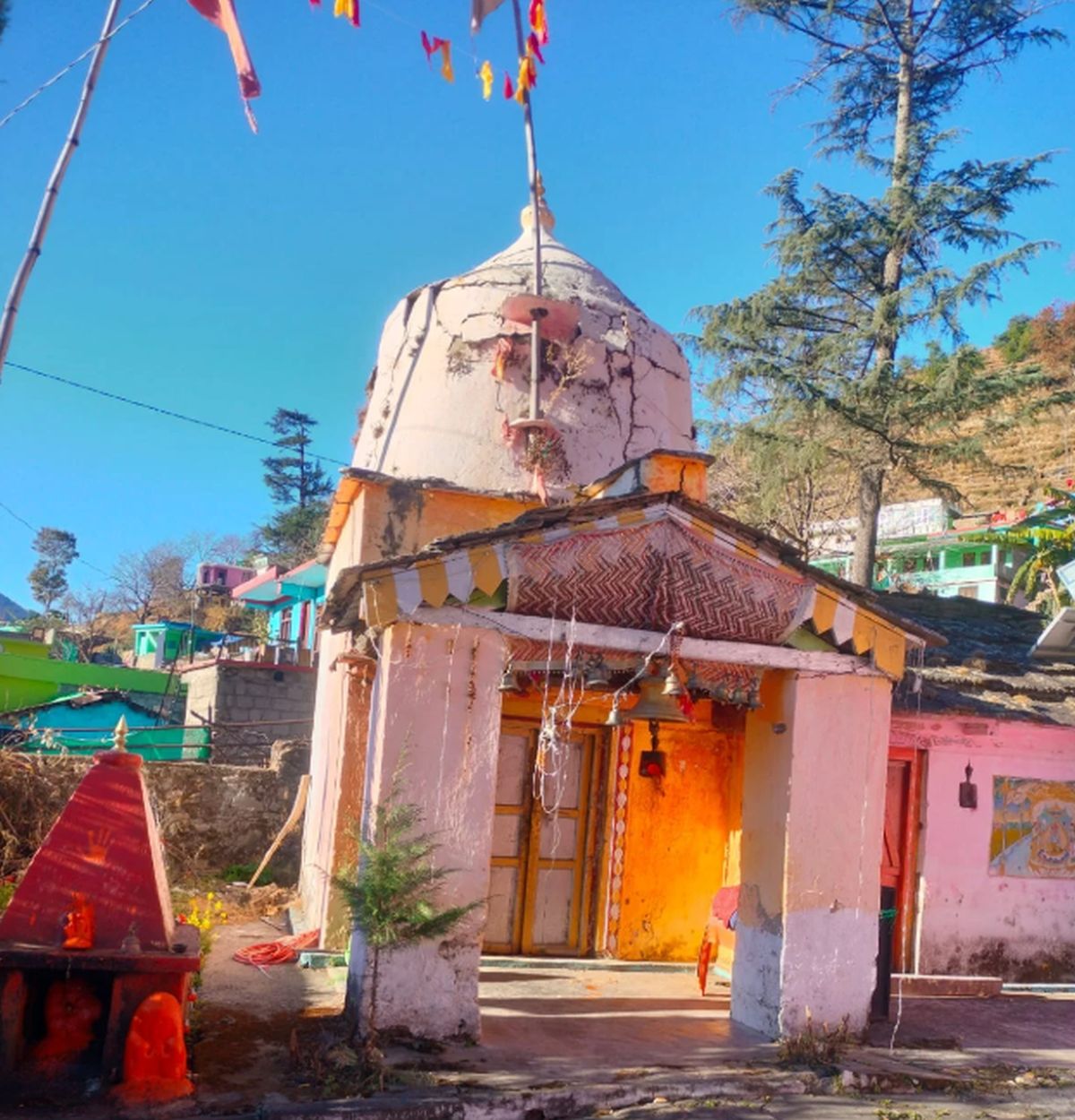 तीन साल से जर्जर सीता माता मंदिर, मूर्ति पुजारी के घर में