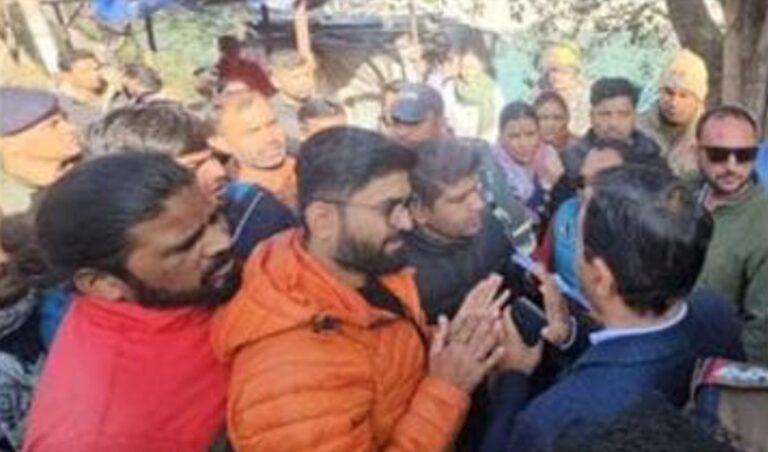 स्वर्गाश्रम में अतिक्रमण हटाने पर विरोध, व्यापारियों को 15 दिन की मोहलत 6 स्वर्गाश्रम मुख्य मार्ग पर कार्रवाई का विरोध, प्रशासन ने दी समयसीमा