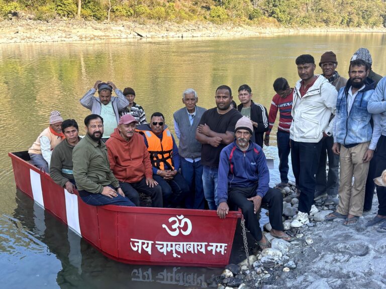 पैदल रास्ता नहीं बना तो विधायक ने संभाली जिम्मेदारी, ग्रामीणों को दी नाव 3 आपदा से टूटा पैदल मार्ग, पिथौरागढ़ के तारागड़ा गांव को मिली नाव की सुविधा