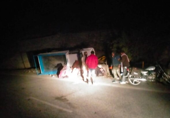 सुबह चार बजे सड़क हादसा, पुलिस की तत्परता से टला बड़ा नुकसान