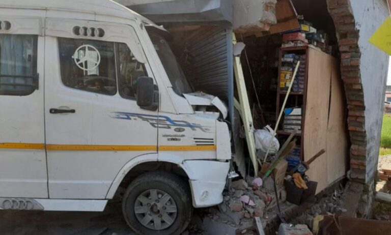 देर रात शहीद भगत सिंह चौक पर हादसा, बड़ा नुकसान टला